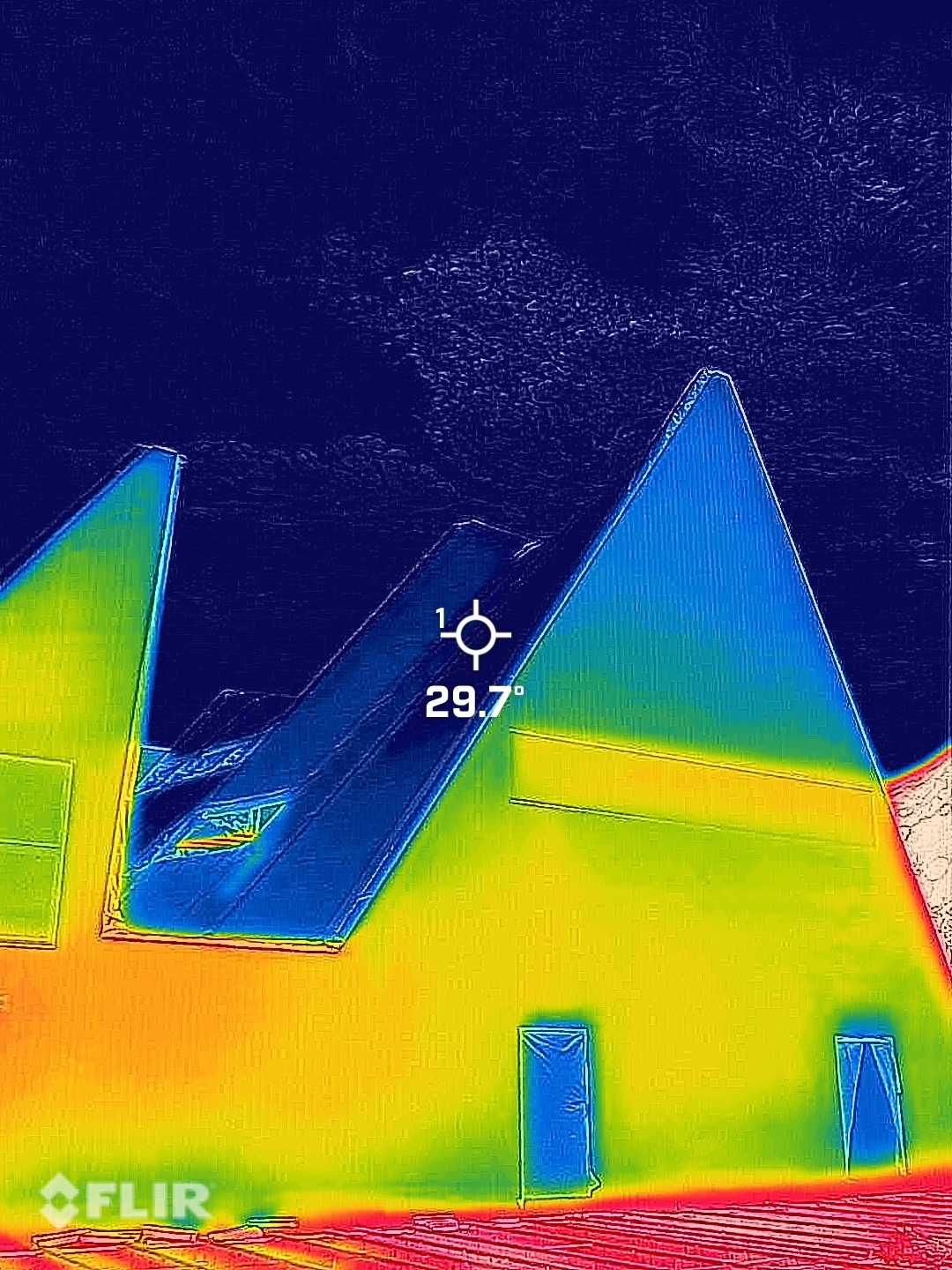 （左）ガスパビリオン屋根のサーモグラフィ画像